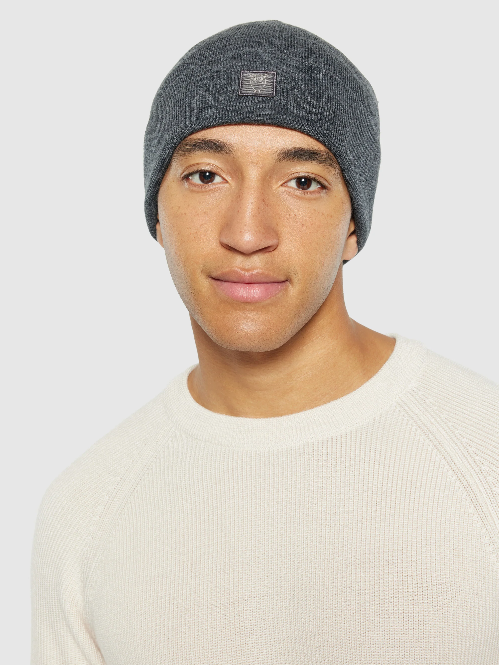 Merino double layer badge beanie - Dark Grey Melange - Image 3