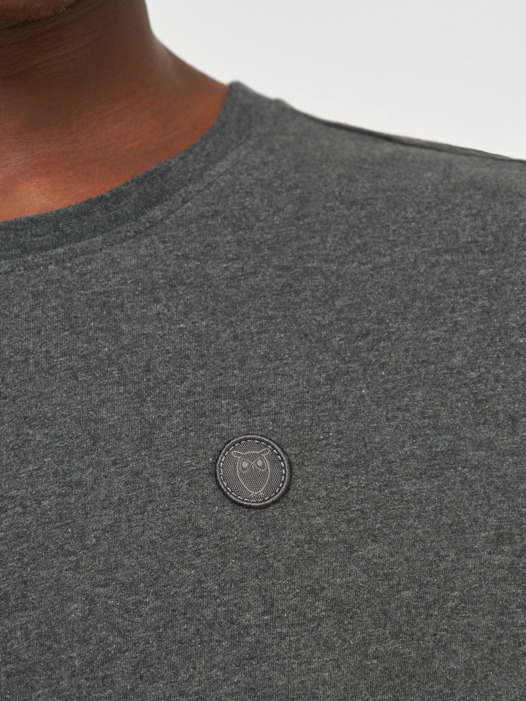 Regular fit Badge t-shirt - Dark Grey Melange - Image 4